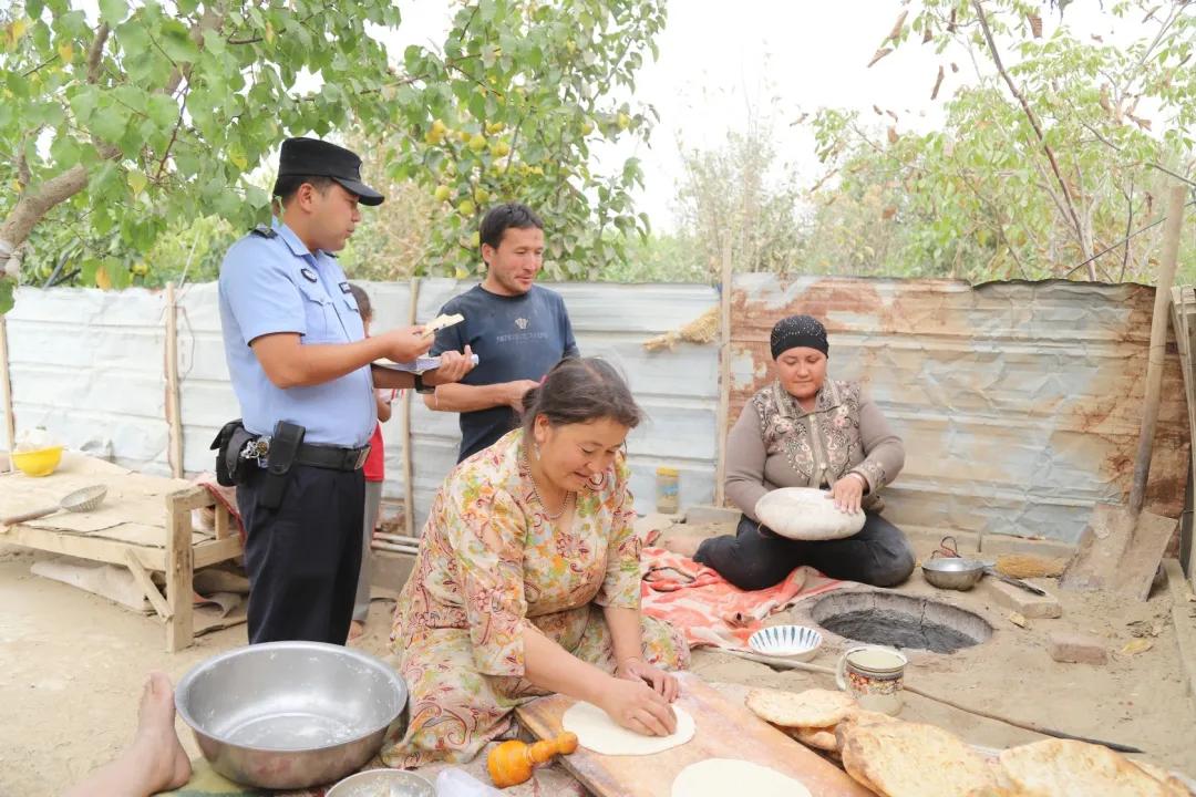 跨越山海，他成为大漠深处的“亚克西警察”